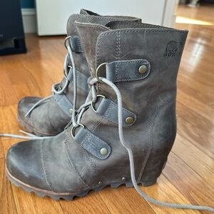 sorel wedge boots
size 7.5